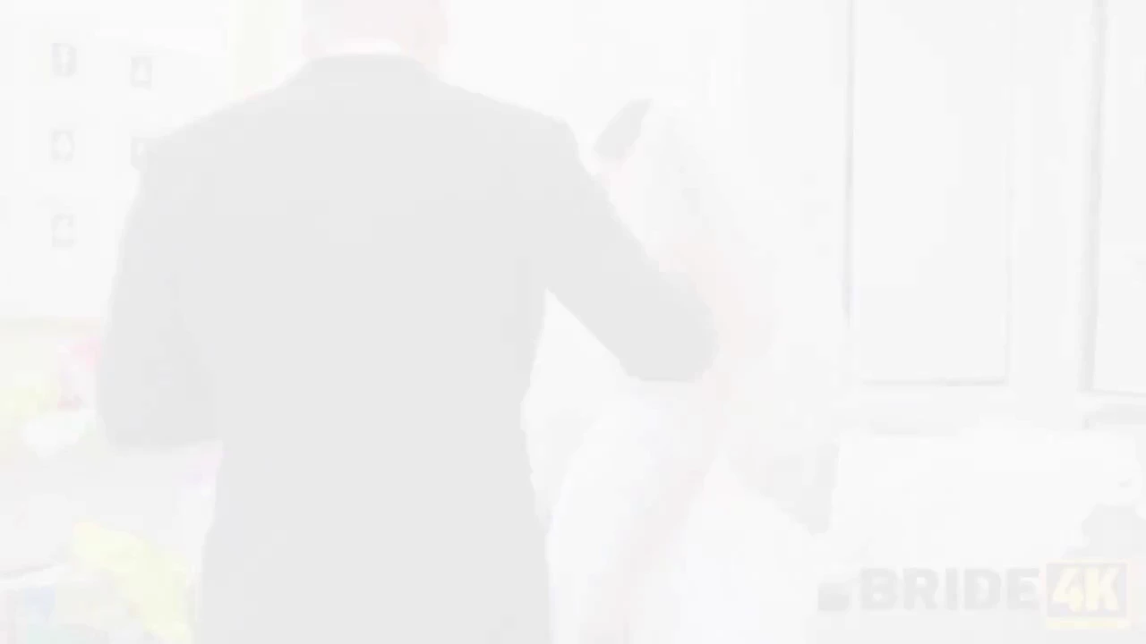 Notre habile organisateur de mariage, une brune séduisante avec des atouts amples, a assuré la bonne marche des noces. En prime, elle a habilement entretenu le marié, son employeur, en échange d'un acompte. Cette vidéo capture ses talents alléchants en haute définition.